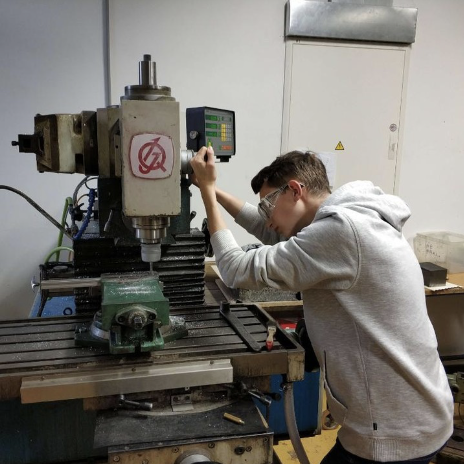 Milling a component